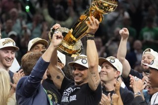 Les C's du jeune coach Joe Mazzulla (au centre) ont remporté un 18e titre record en NBA KEYSTONE/AP/Charles Krupa